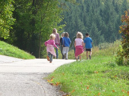 Setkání adoptivních rodin s dětmi ve věku 3-8 let v Prokopském údolí